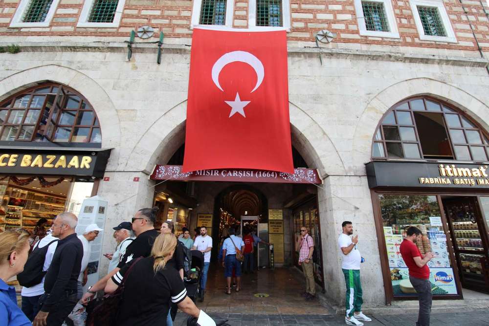 l'esterno del mercato delle spezie ad Istanbul - blog di viaggi
