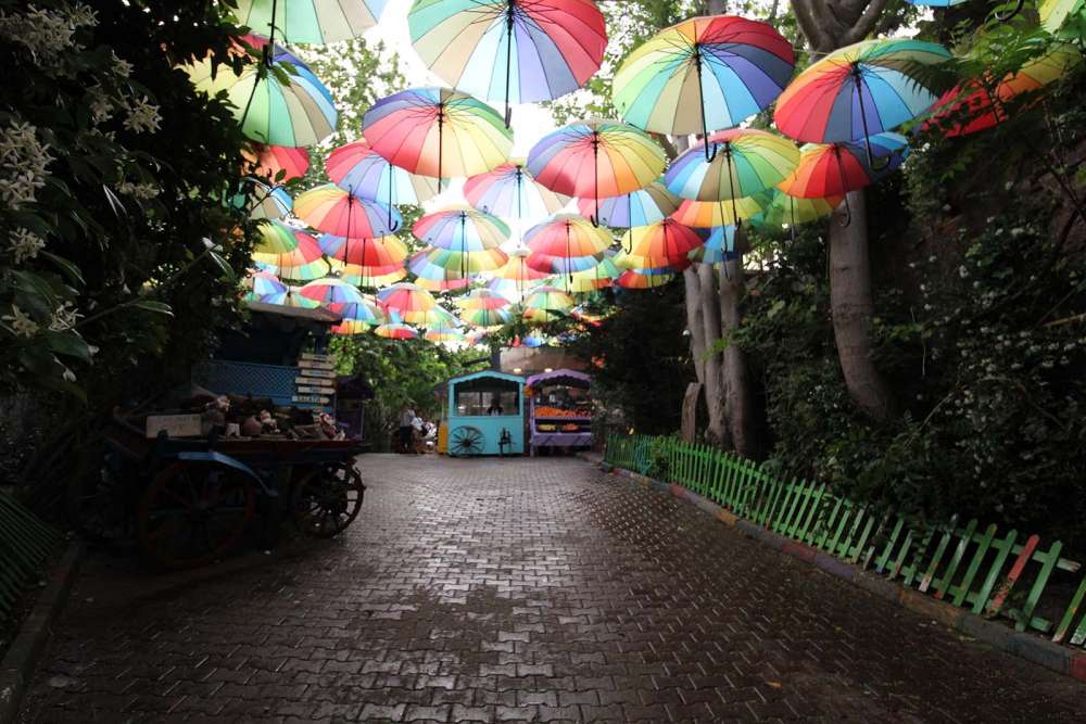 ombrelli colorati nei quartieri Fener e Balat ad Istanbul - blog di viaggi