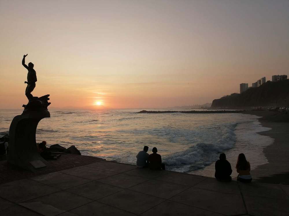 aspettare il tramonto sulla spiaggia dei surfisti a Lima in Perù - blog di viaggi