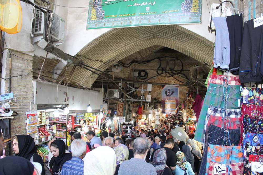 uno dei tanti ingressi al gran bazar di Teheran in Iran - blog di viaggi