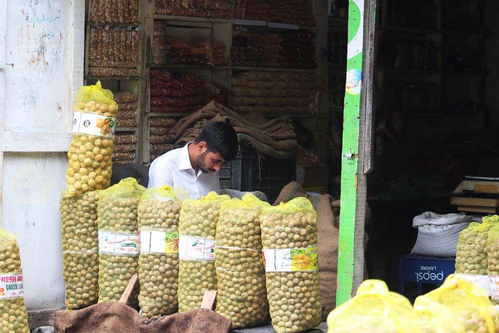 venditori di frutta secca in Pakistan - blog di viaggi