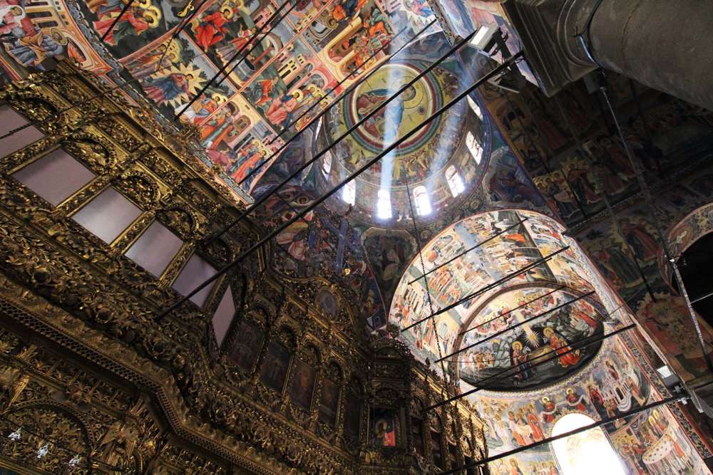 gli interni della chiesa del Monastero di Rila - blog di viaggi