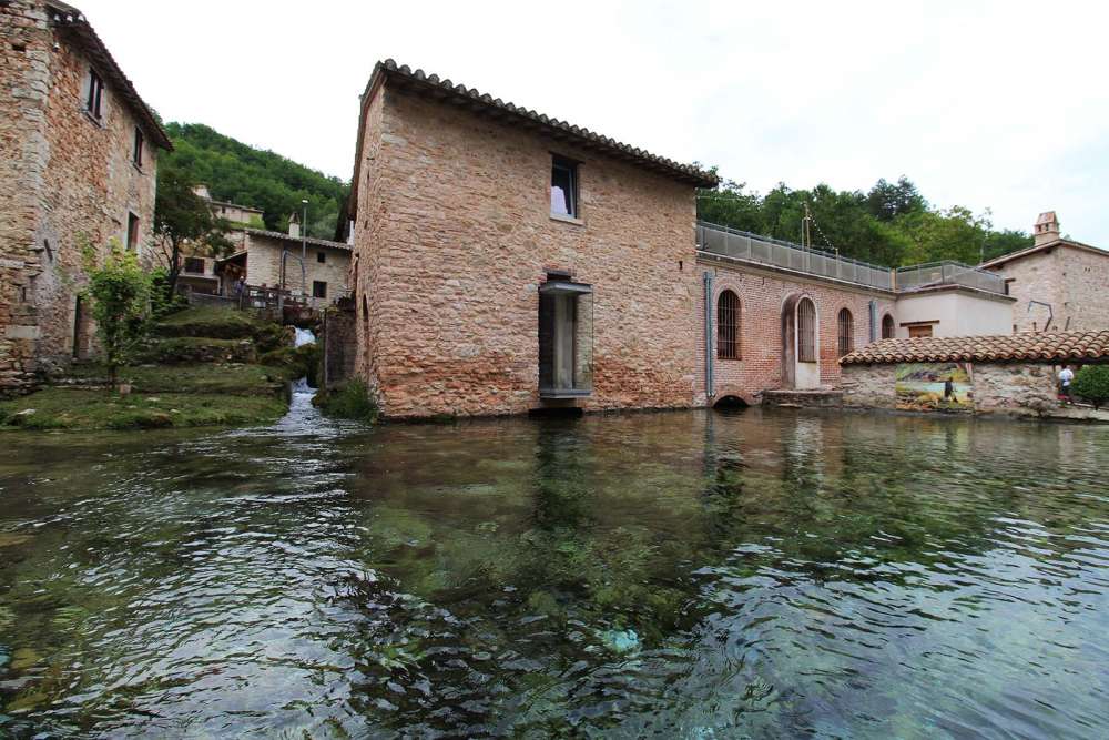 consigli di viaggio in Umbria: visitare il borgo di Rasiglia - blog di viaggi