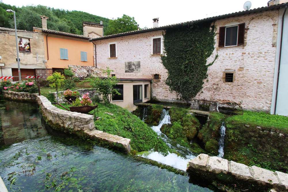 uno dei borghi da visitare in Umbria: Rasiglia - blog di viaggi