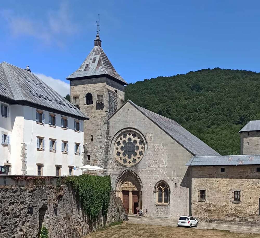 la chiesa di Roncisvalle lungo il cammino francese - blog di viaggi