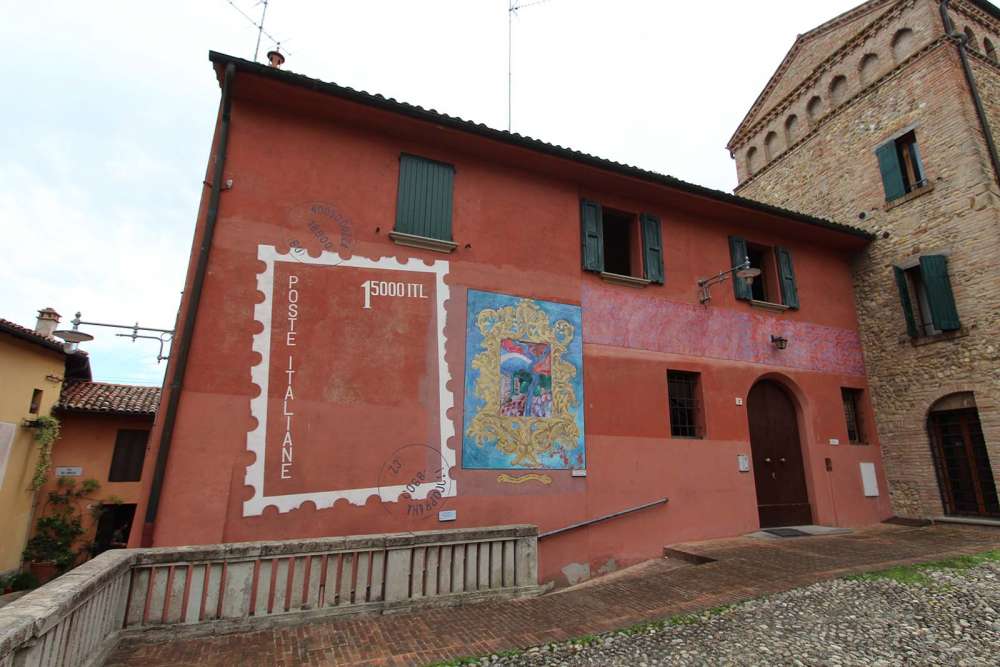 murale del francobollo Poste italiane a Dozza - blog di viaggi