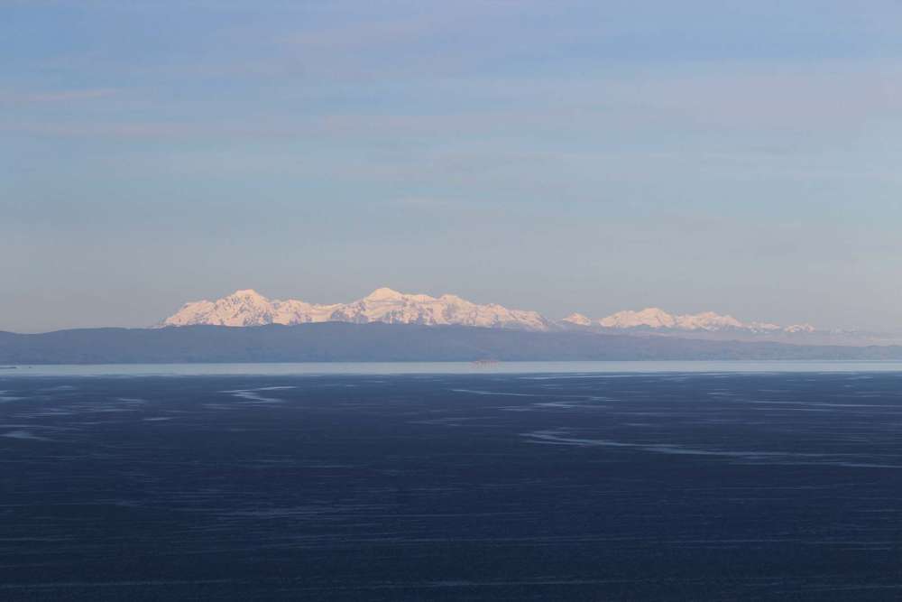 vedere le montagne della Bolivia dall'isola di Amantani sul lago Titicaca - blog di viaggi
