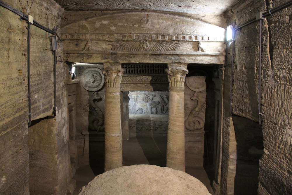 nei sotterranei delle catacombe di Kom esh-Shuqafa ad Alessandria d'Egitto - blog di viaggi