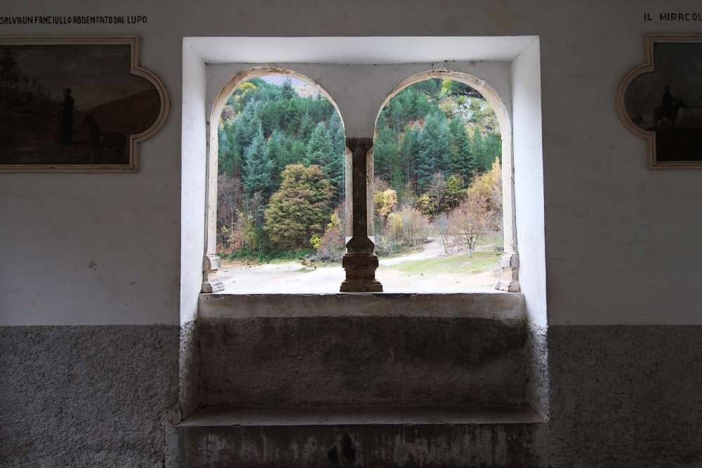la finestra bifora dell'eremo di San Domenico sul lago - blog di viaggi