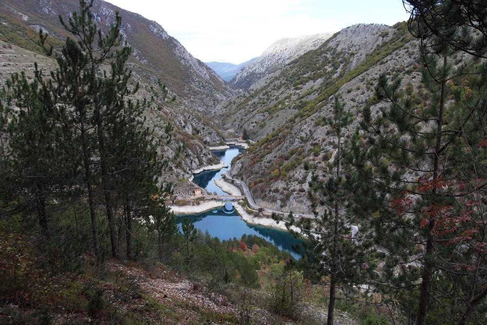 scorcio del lago di San Domenico sul sentiero per l'eremo - blog di viaggi