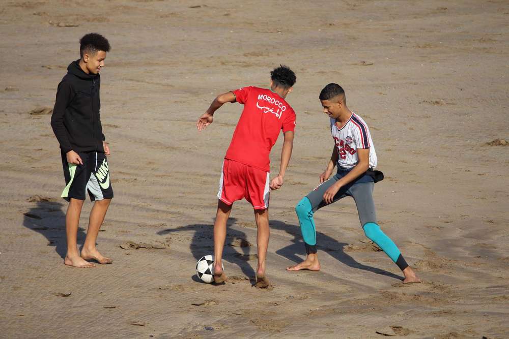 calcio e windsurf sulla spiaggia di rabat in marocco - blog di viaggi