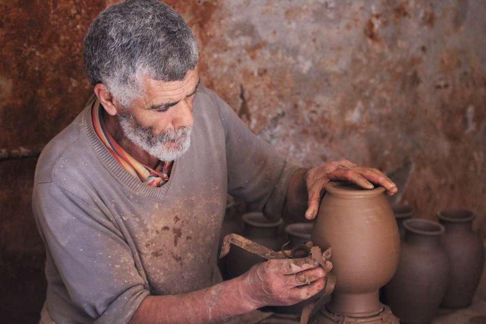 lavoratore di ceramica nel centro di produzione di Safi in Marocco - blog di viaggi