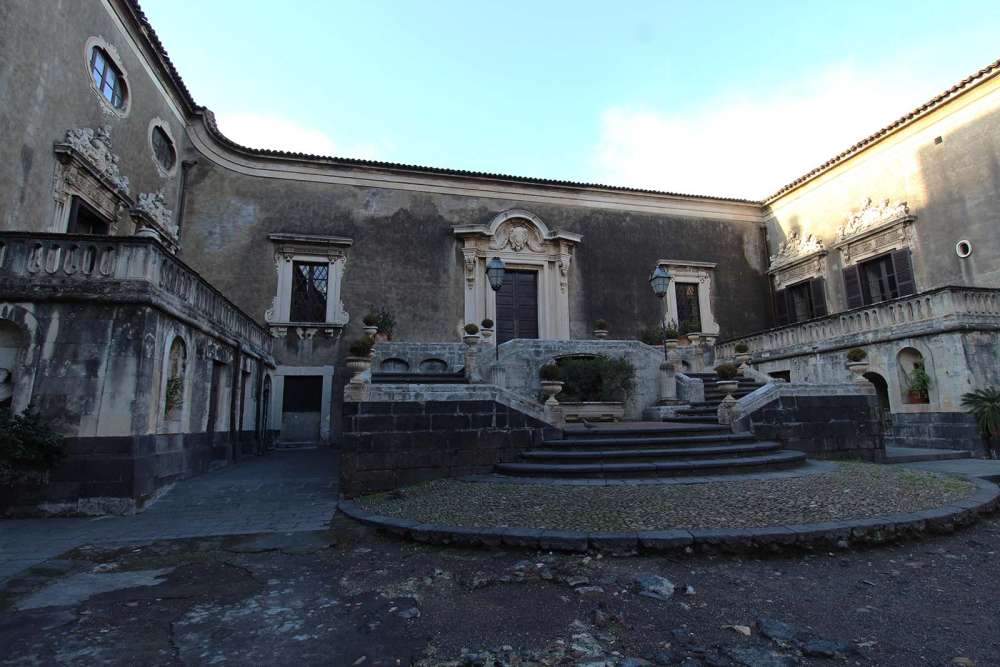 all'interno del cortile di Palazzo Biscari a Catania - blog di viaggi