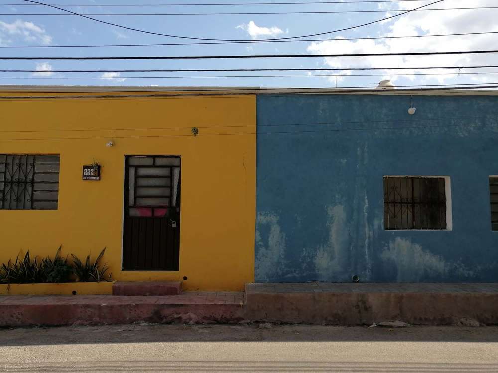 tinte color pastello lungo le strade di Valladolid in Messico - blog di viaggi