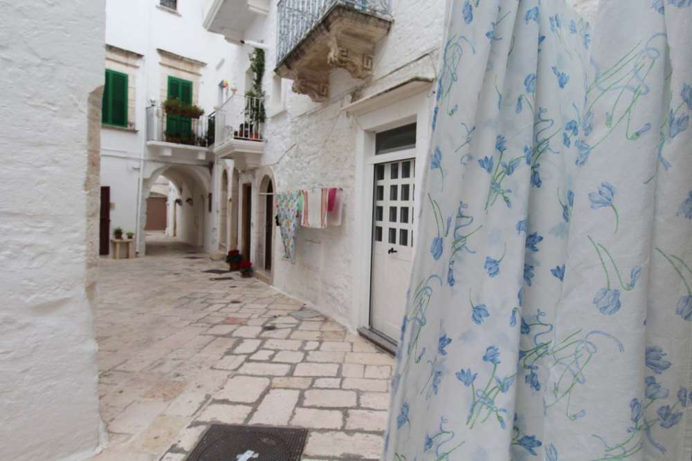 vicoli e stradine di Locorotondo in Puglia - blog di viaggi