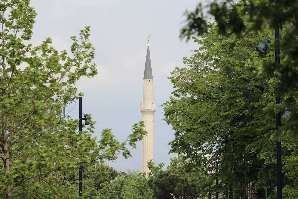 Scorcio sulla minareto della moschea a Tirana in Albania - blog di viaggi