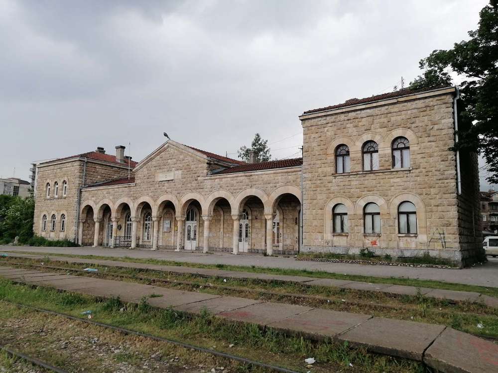 visitare la stazione dei treni di Peje in Kosovo - blog di viaggi