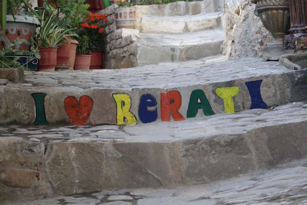 scritte nel quartiere Mangalem di Berat - blog di viaggi