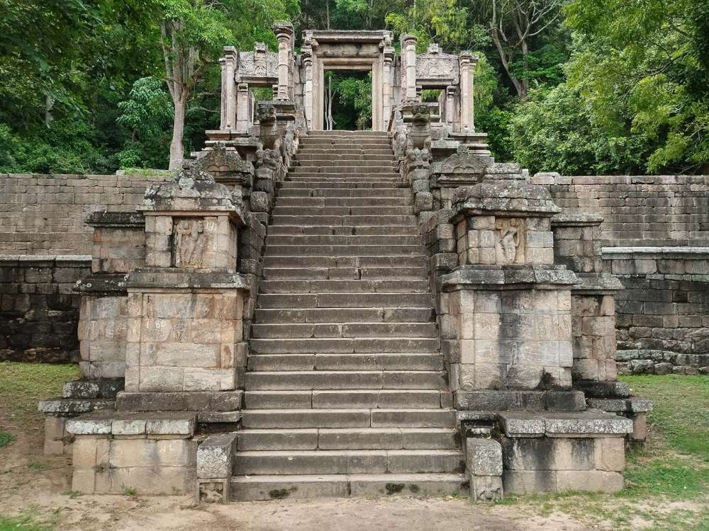 la scalinata nel sito archeologico di Yapahuwa Rock Fortress in Sri Lanka - blog di viaggi