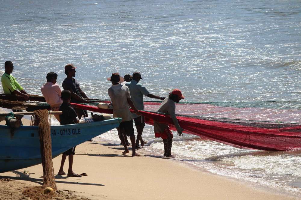Pescatori a Negombo ritirano le reti da pesca - blog di viaggi