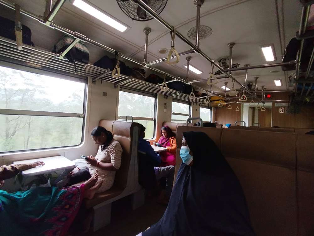 all'interno dei vagoni del treno di terza classe da Ella a Kandy - blog di viaggi