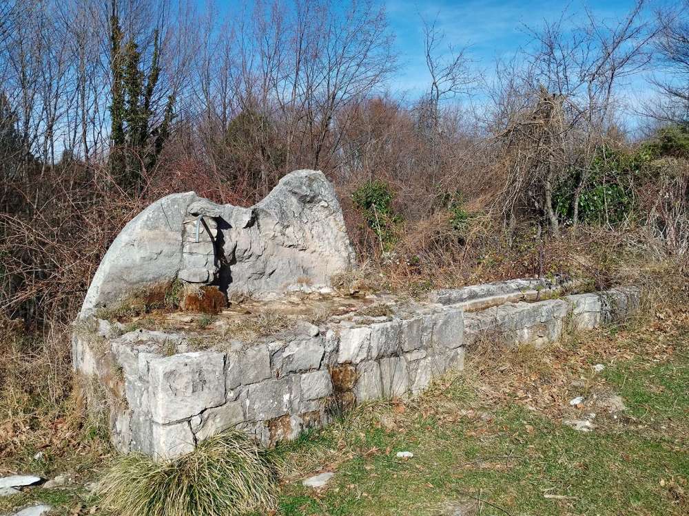 La fonte Pagliarone sul sentiero E1 verso colle S.Andrea - blog di viaggi