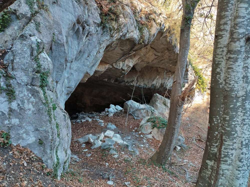 grotta dell'eremita sul sentiero delle grotte sulla Majella - blog di viaggi