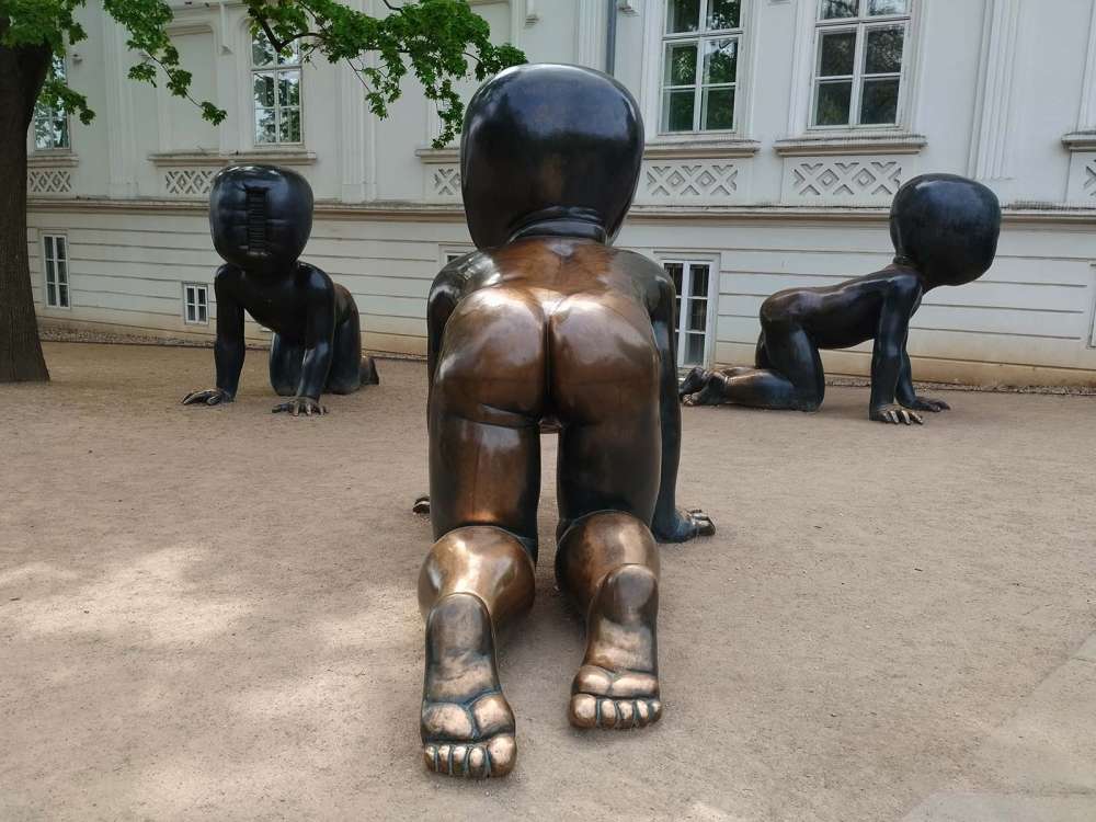 opera dello scultore David Cerny a Praga: Crawling Babies - blog di viaggi