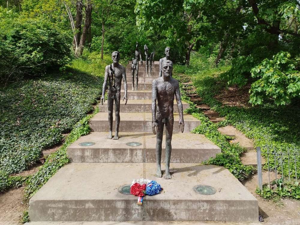 monumento in memoria dei prigionieri dell'epoca comunista a Praga - blog di viaggi