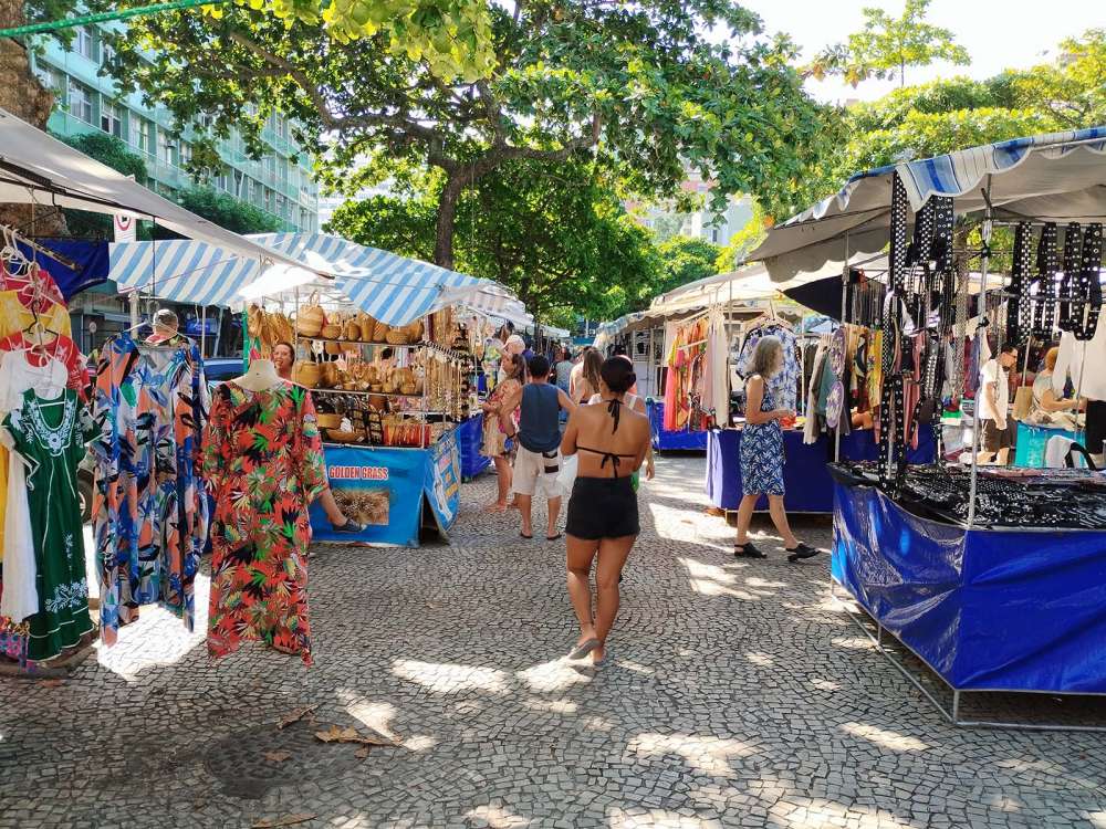 il mercato domenicale nella piazza di Ipanema a Rio - blog di viaggi