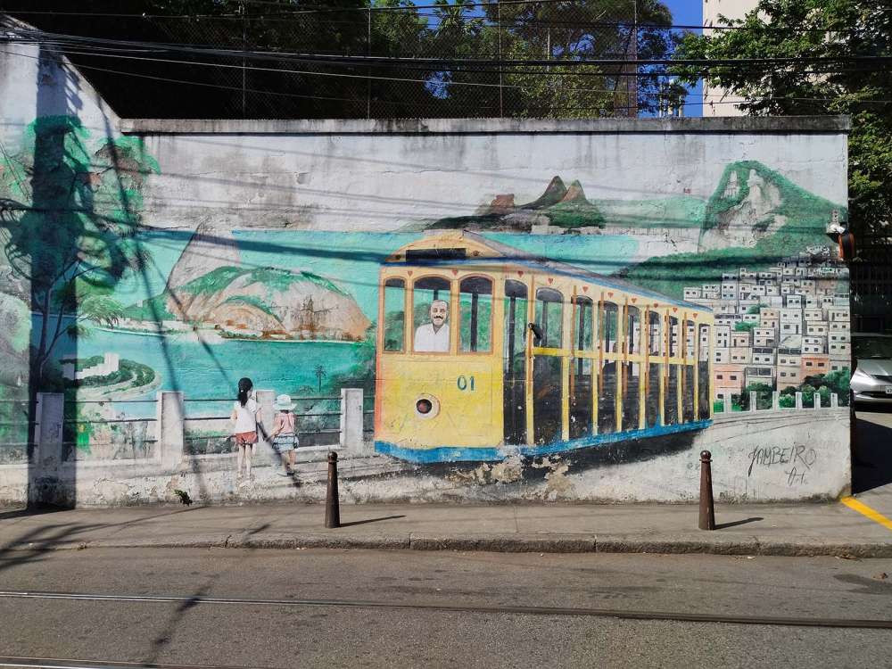 murales tram giallo nel quartiere santa teresa di rio de janeiro - blog di viaggi