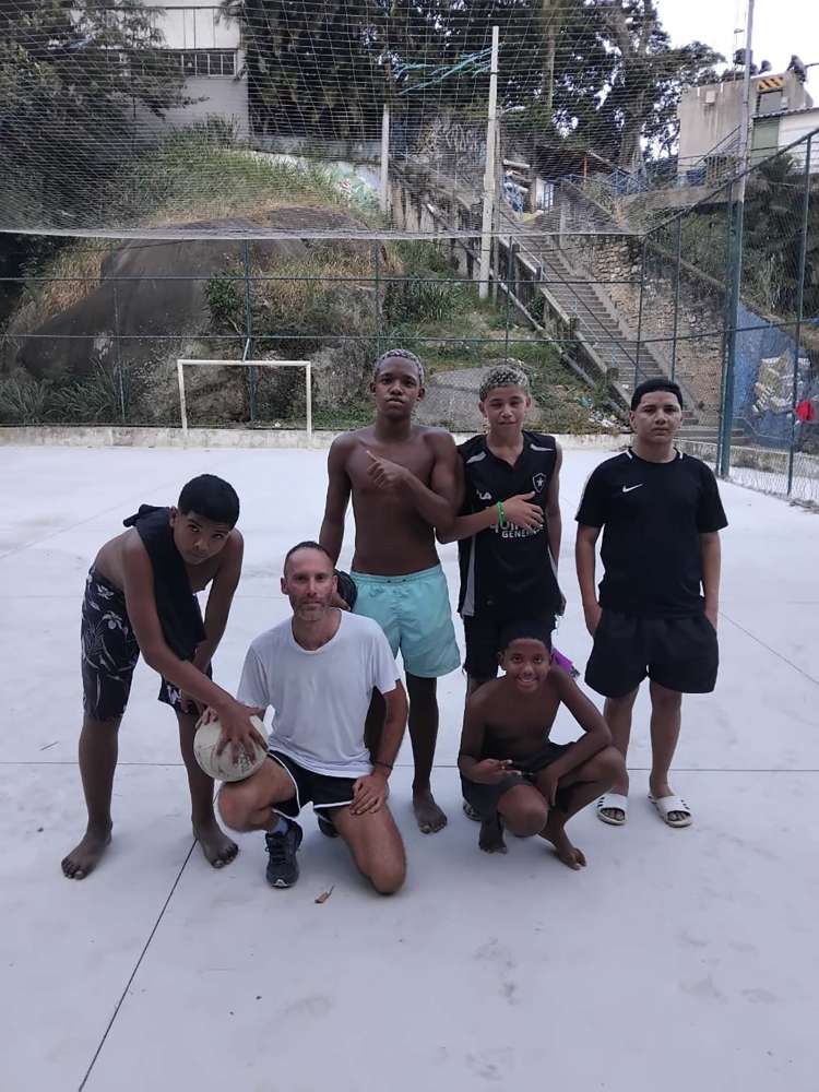Fabio Sansone nella favela di Santa Marta in Brasile - blog di viaggi