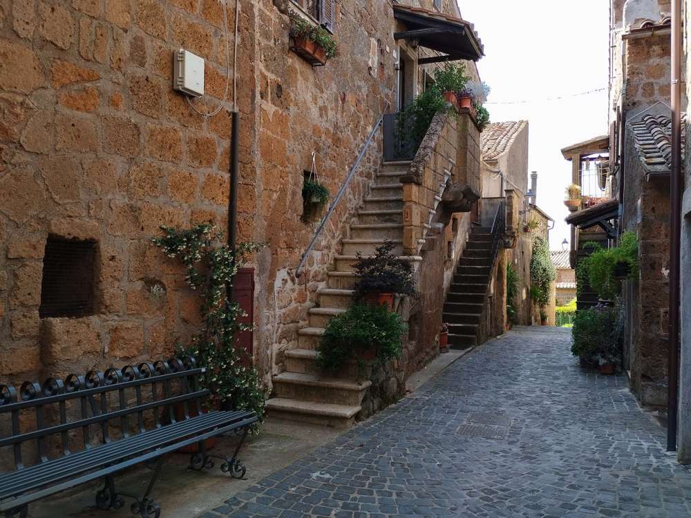 Il borgo di Barbarano Romano realizzato con pietra di tufo - blog di viaggi