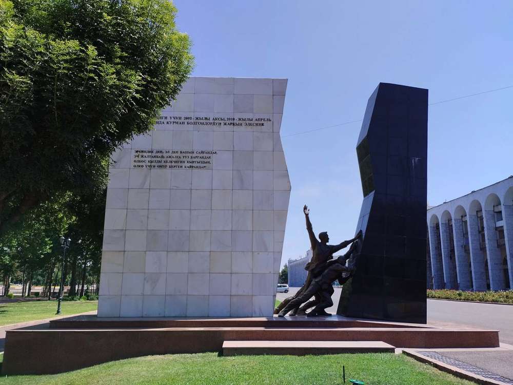 Monumento in Ala Too Square a Bishkek - blog di viaggi