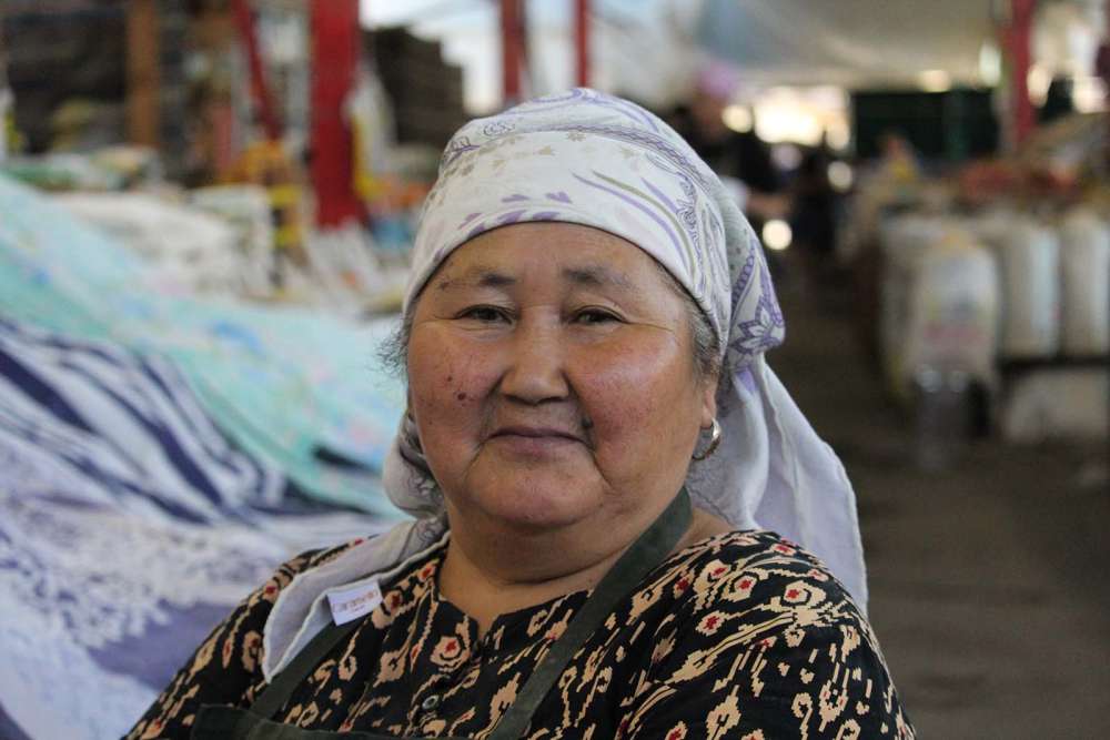 anziana signora nel mercato di Osh a Bishkek - blog di viaggi
