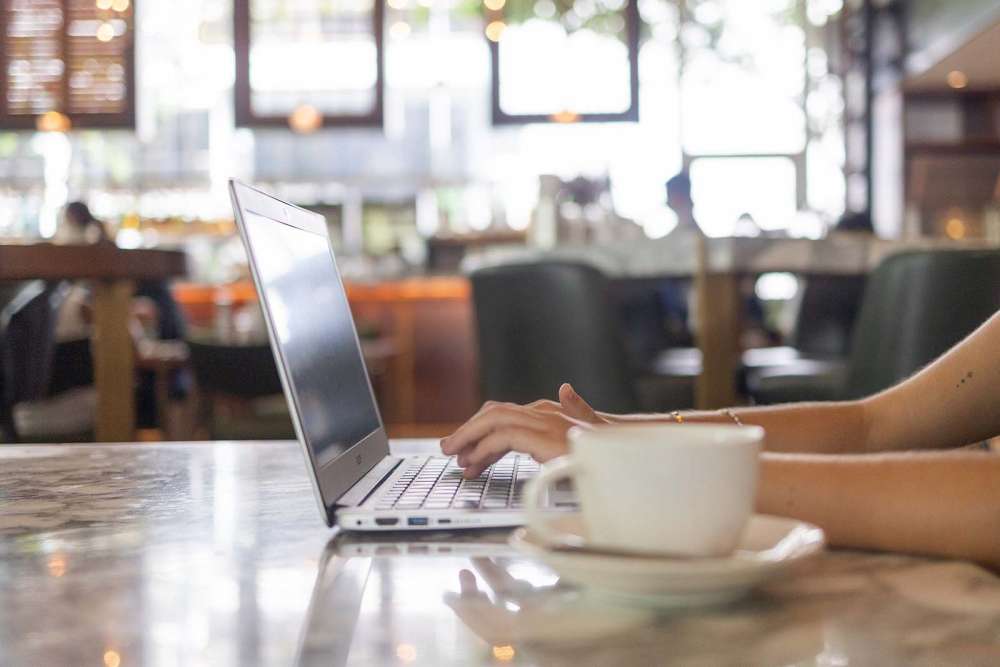 Scopri di più sull'articolo Nomadi digitali: cosa sapere per lavorare con lo zaino in spalla