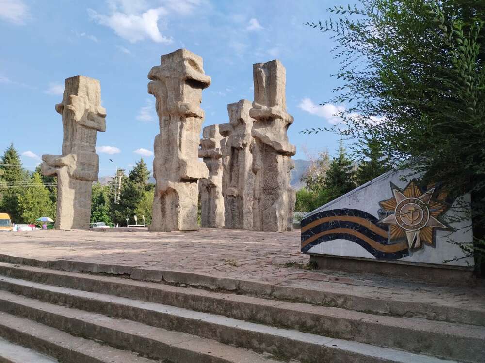 Monumento da visitare a Bokonbaev in Kirghizistan - blog di viaggi