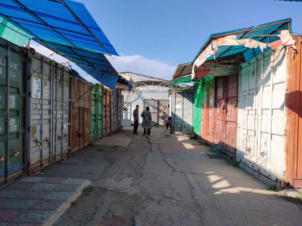 Il mercato di Karakol svolto all'interno dei container - blog di viaggi