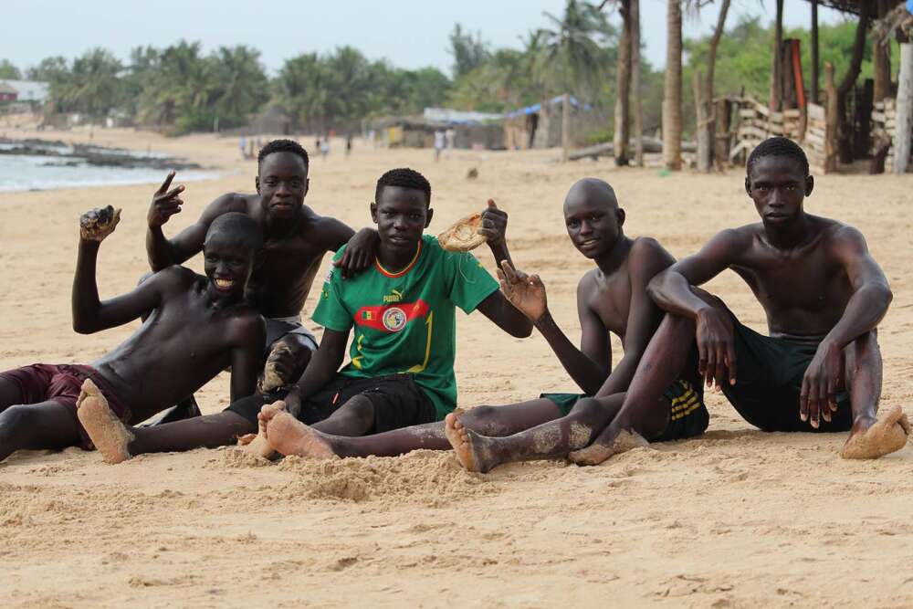 Ragazzi africani sulla spiaggiadi M'Bour - blog di viaggi