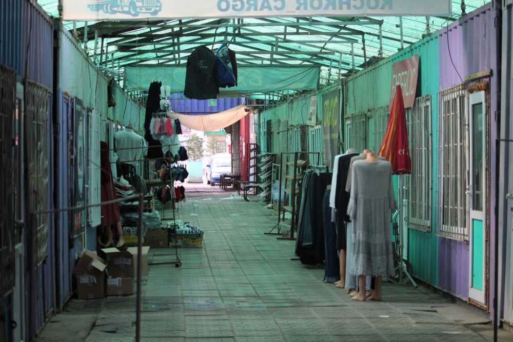 all'interno del mercato di Kockor realizzato con i container - blog di viaggi