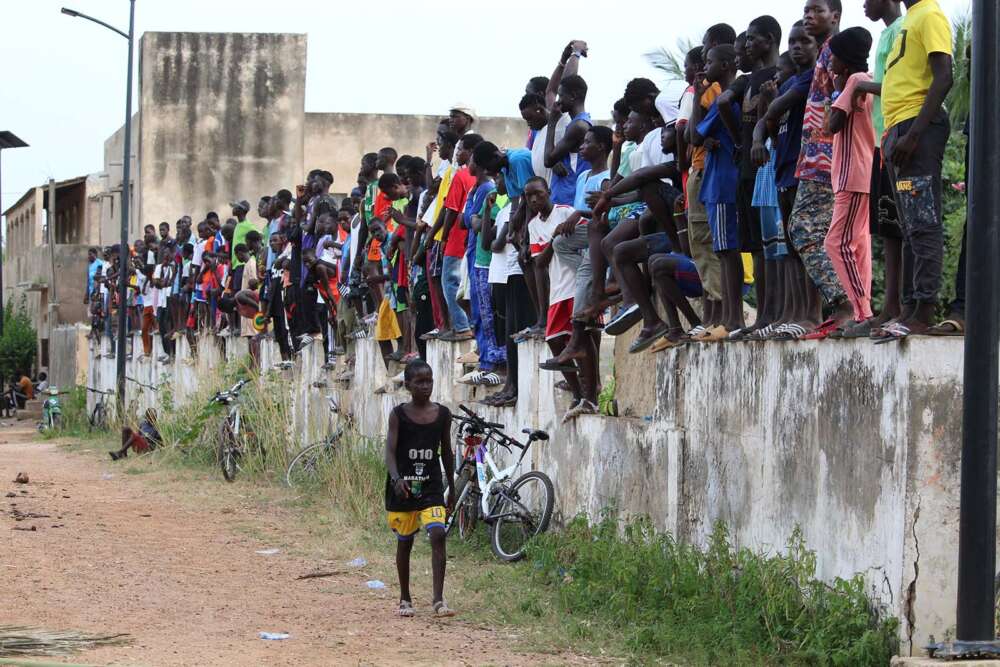 ragazzi senegalesi in strada - blog di viaggi