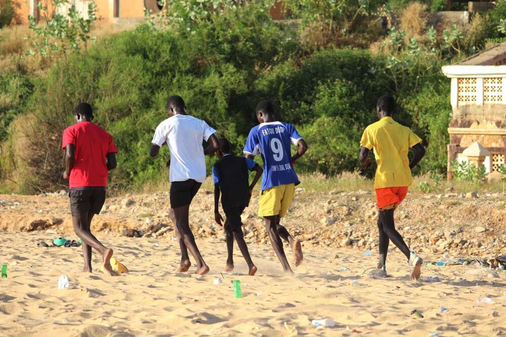 Ragazzi africani si allenano sulla spiaggia di Toubab - blog di viaggi