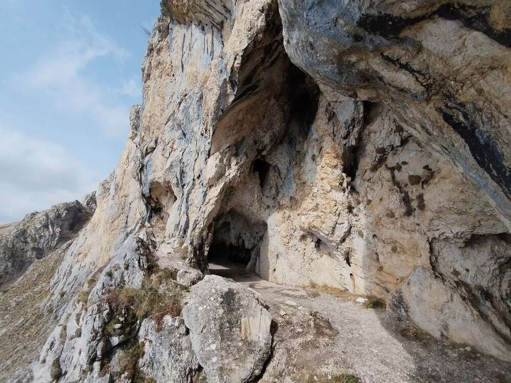 sentiero per raggiungere la grotta di San Benedetto in Abruzzo - blog di viaggi