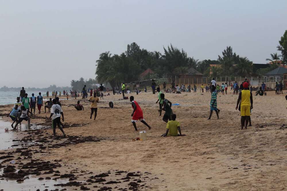 Giocare sulla spiaggia di M'Bour in Senegal - blog di viaggi