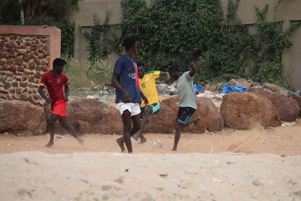 ragazzi senegalesi giocano a calcio sulla spiaggia di M'Bour - blog di viaggi