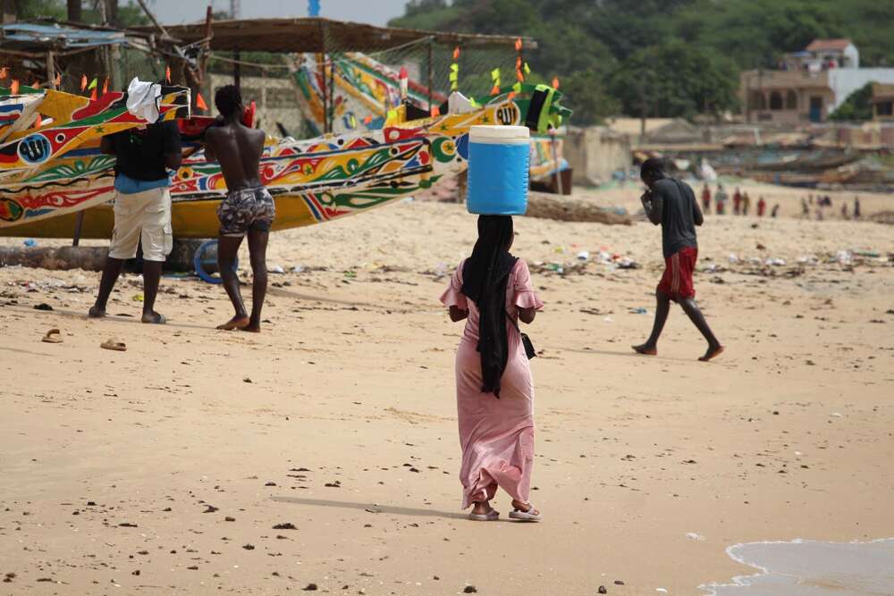 giovane ragazza senegalese sulla spiaggia di M'Bour - blog di viaggi