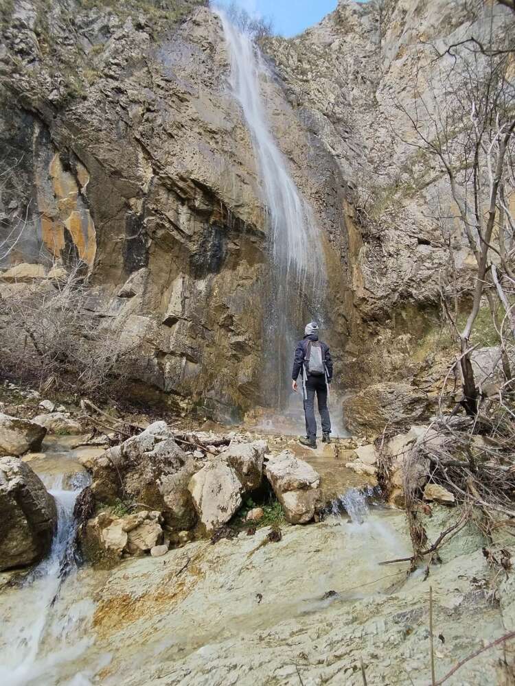Fabio Sansone in escursione alla cascata Rivo Chiaro in Abruzzo - blog di viaggi