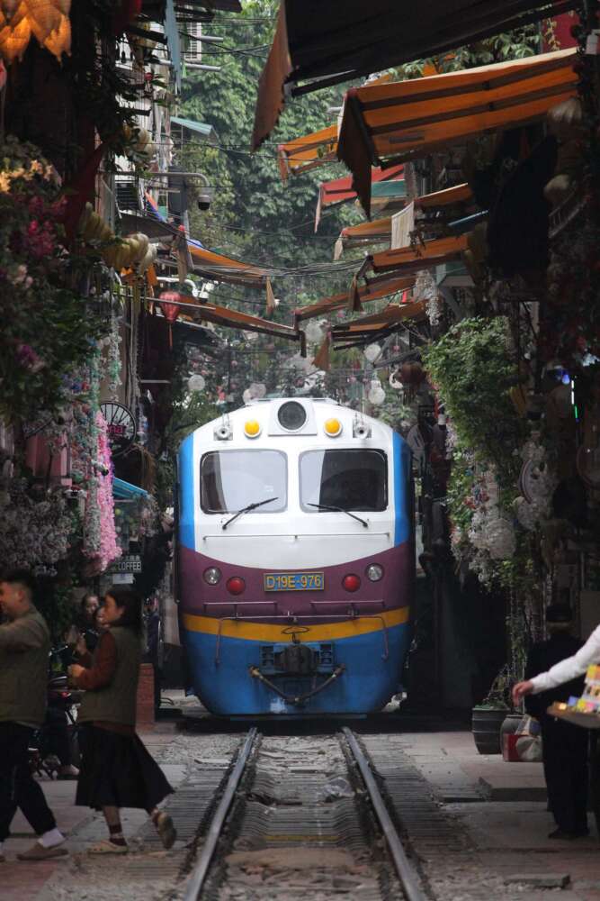 Passaggio del treno ad Hanoi in Vietnam - blog di viaggi