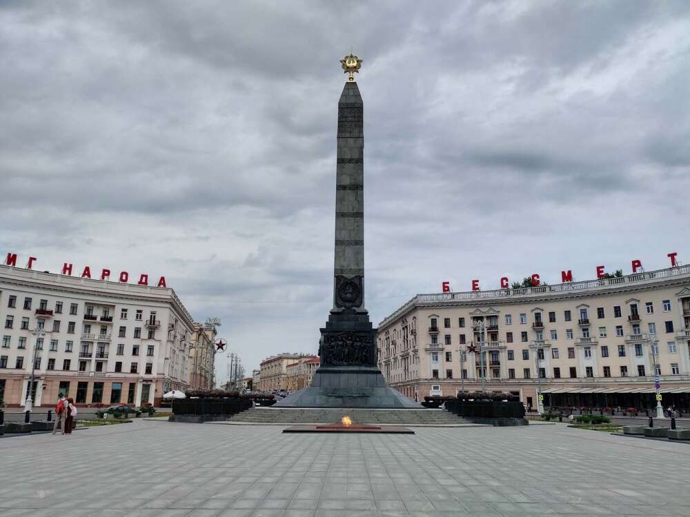 Il monumento alla Vittoria di Minsk con la fiamma sempre accesa - blog di viaggi