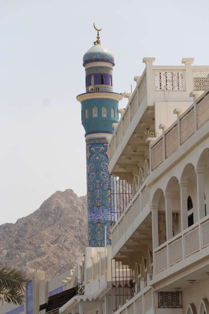 Moschea e minareto nel quartiere Mutrah a Muscate - blog di viaggi